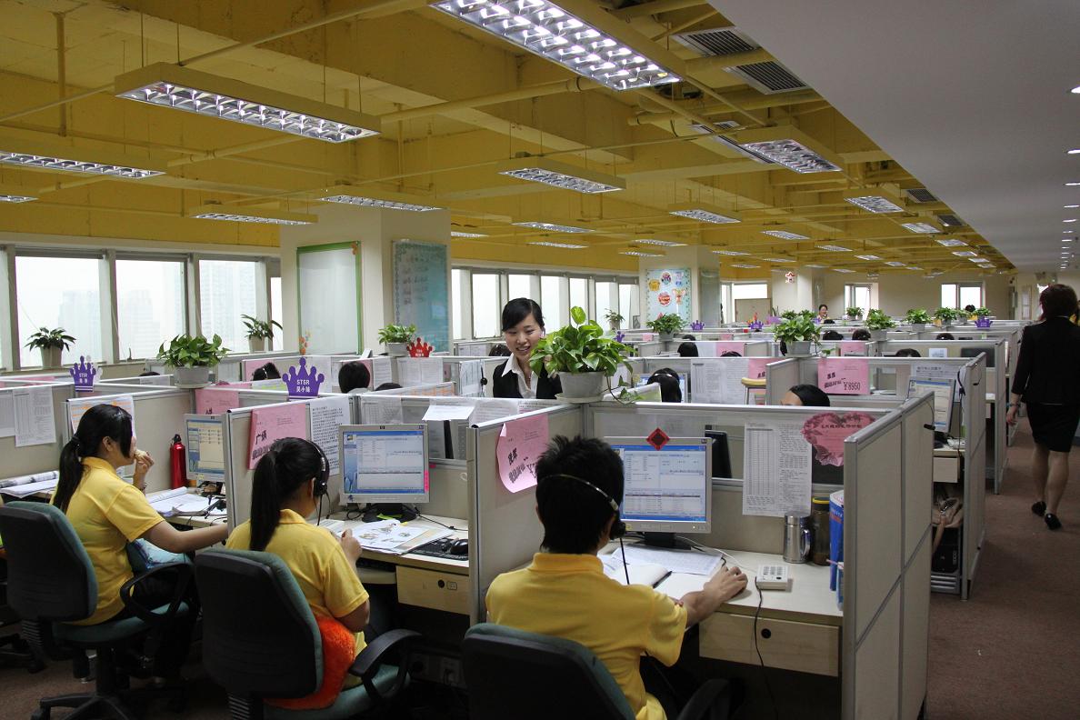 (图片从左至右:中英人寿福建分公司直效与电话行销渠道主管高爱香女士